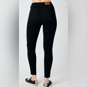 Judy Blue Mid-rise Distressed Skinny Jeans w/Raw Hem in Black, Size 25